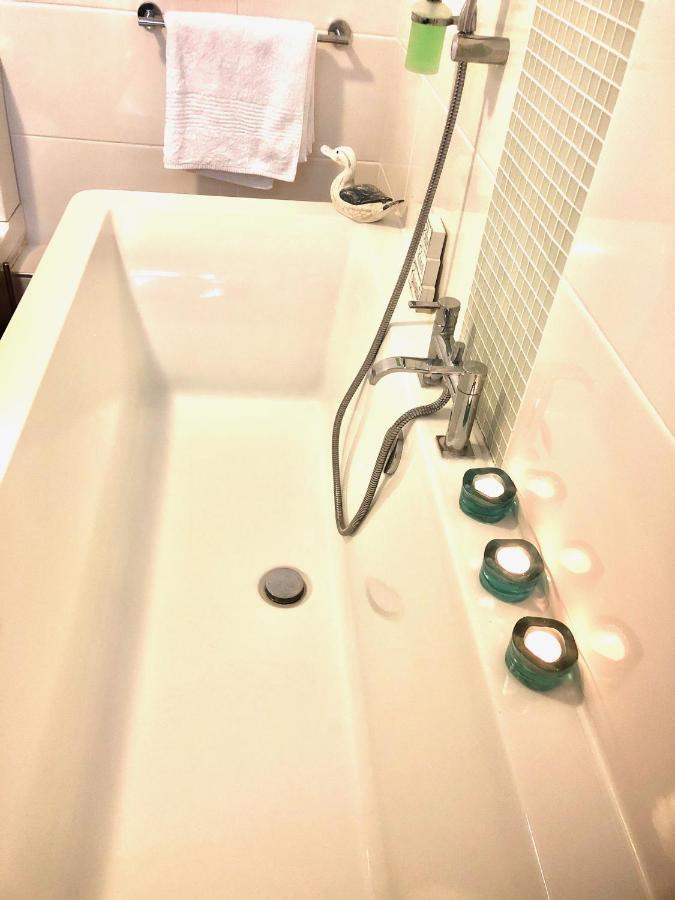 *Beachfront*- Stylish, Spacious +Private Courtyard Brighton Bagian luar foto